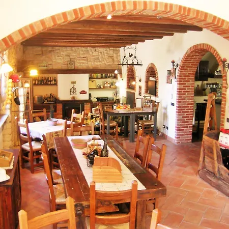 Relais Cascina Al Campaccio مزرعة للإقامة *