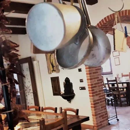 Relais Cascina Al Campaccio مزرعة للإقامة *